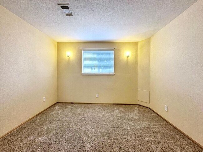 Building Photo - Spacious 4-Bedroom Home with Modern Amenit...
