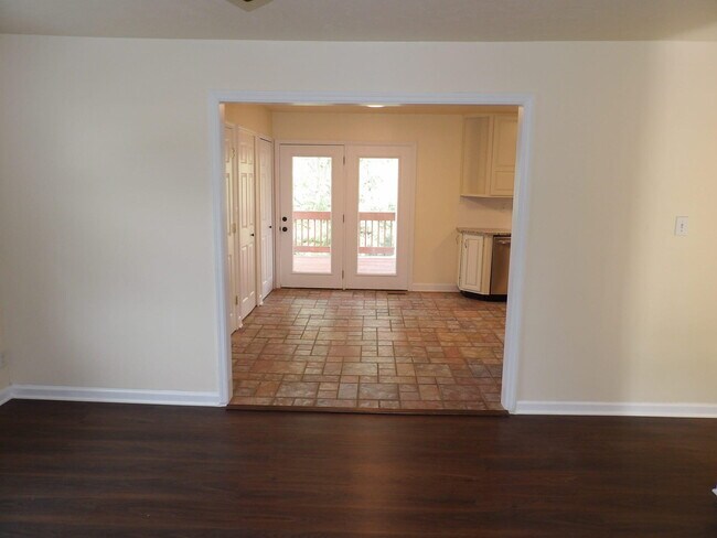 Building Photo - 102 Cedar Dr