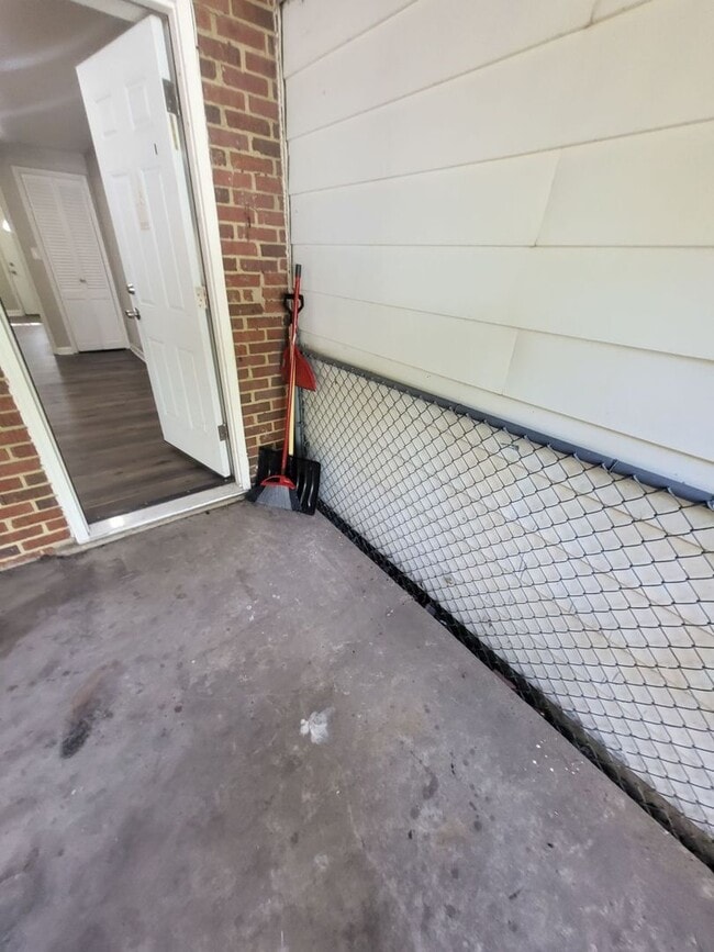 Building Photo - Row home for 1361/month!