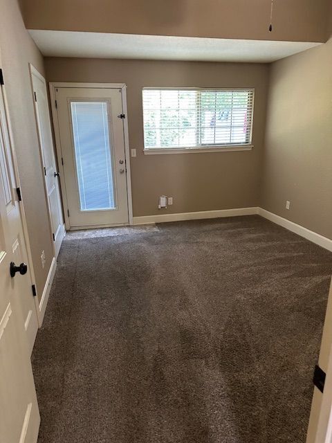 Building Photo - Modern 3-Bed, 2 Bath Townhome Near Brighto...