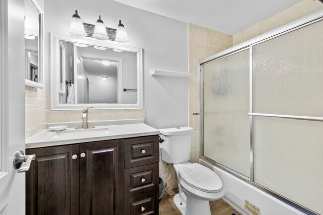 Building Photo - 422 Gainsborough Ct