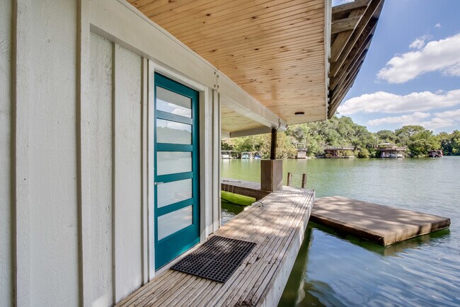 Building Photo - 1810 Lakeshore Dr