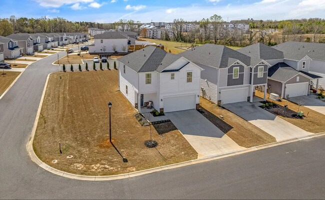 Building Photo - Modern 3 Bedroom Home Available October 1s...