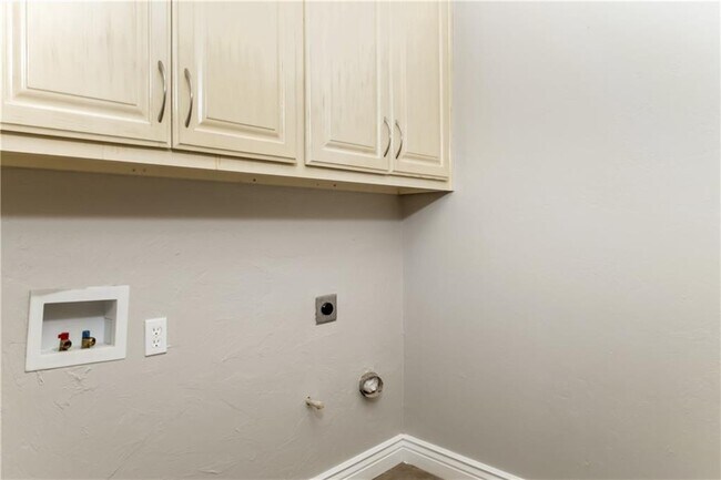 Building Photo - 4640 Olde Village Cir