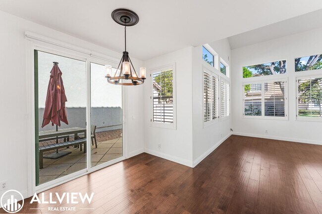 Building Photo - Beautiful 3 Bedroom, 2.5 Bathroom Home in the Heart of Tustin Ranch
