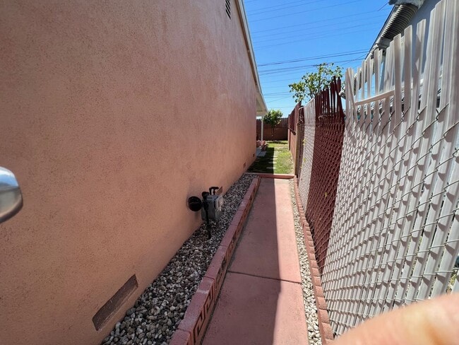 Building Photo - 3 Bedroom 2 Bath Well Kept Traditional Hom...
