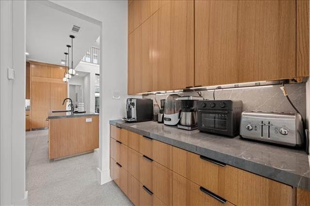 Building Photo - 5839 Richmond Ave