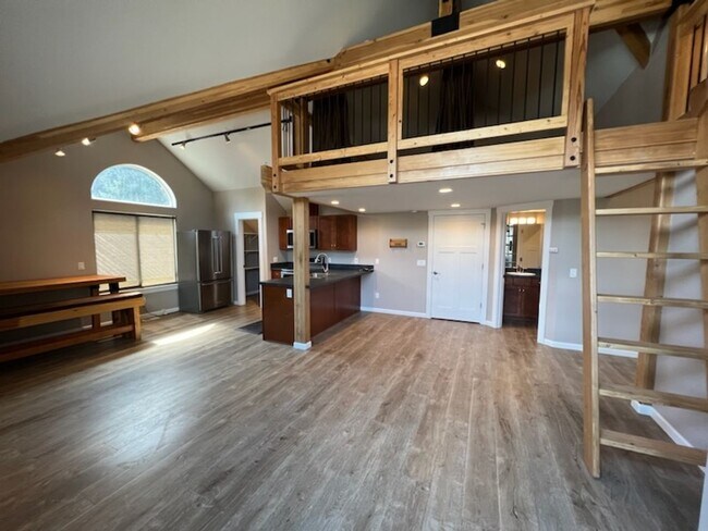 Building Photo - 215 W Whitman St