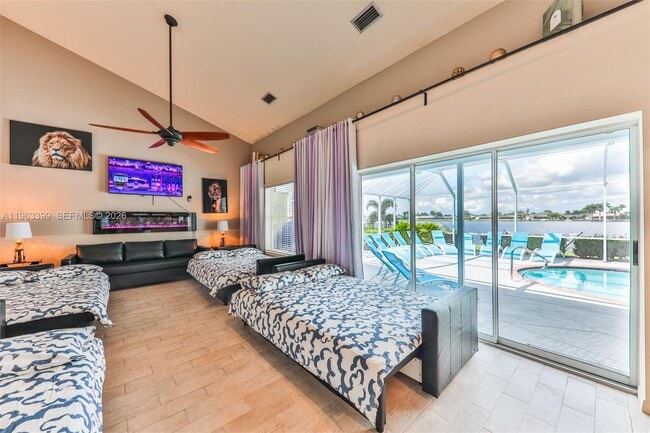 Building Photo - 407 SW 37th St