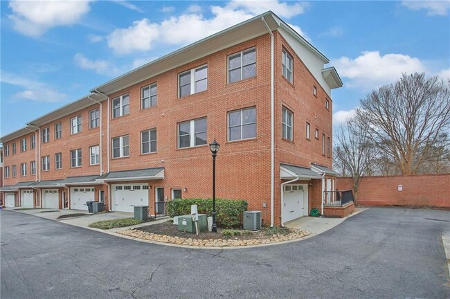 Building Photo - 745 Fountainhead Ln NE