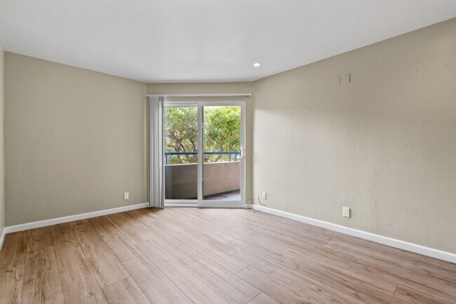 Building Photo - Cutest Condo on the Market!