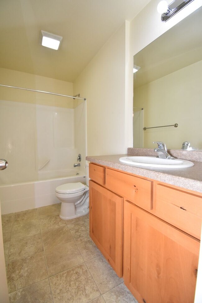 Building Photo - 2nd Floor 2 Bed 1 Bath in a Great Central ...