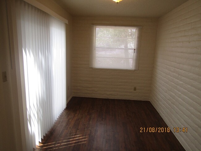 Building Photo - 2 Bedroom 2 Bath Duplex!! Taking Applicati...