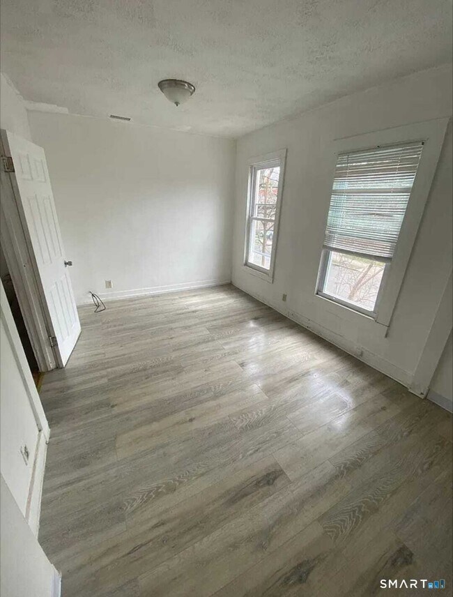 Building Photo - 27 Lilac St