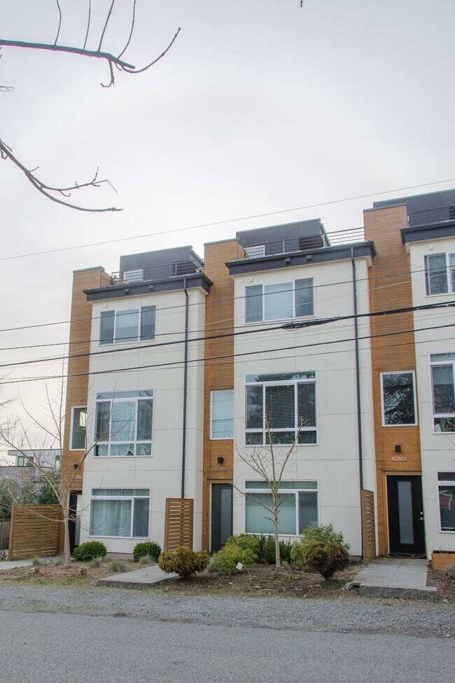 Building Photo - 3Bd/2.5Ba Seattle Townhouse