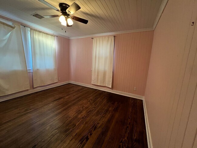 Building Photo - Southern Charm