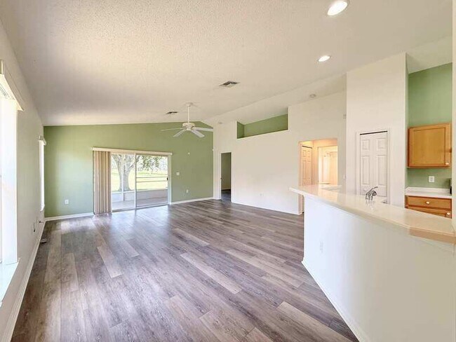 Building Photo - 240 Center Oak Cir