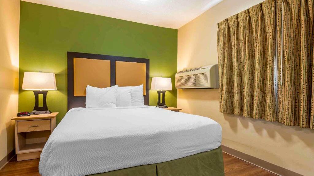 Building Photo - 9750 Lake Shore Dr E