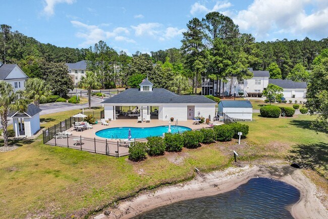 Building Photo - Beautifully renovated condo offering 3 Bed...