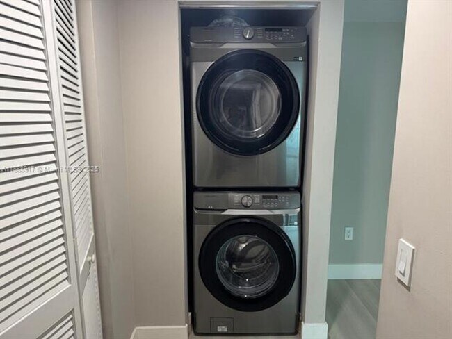 Building Photo - 41 SE 5th St