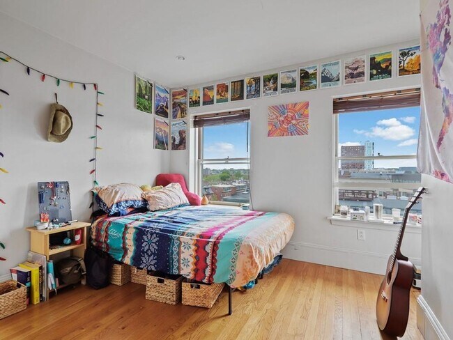 Building Photo - Amazing 3 bed 1 bath in the South End.... Sept 1st move in
