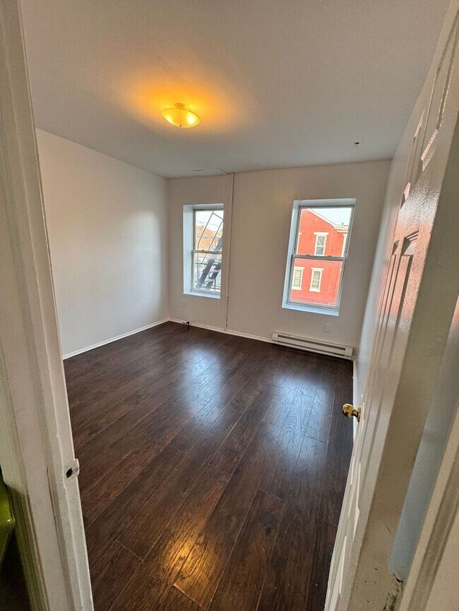 Building Photo - 3 Bedroom Apartment w Free Heat