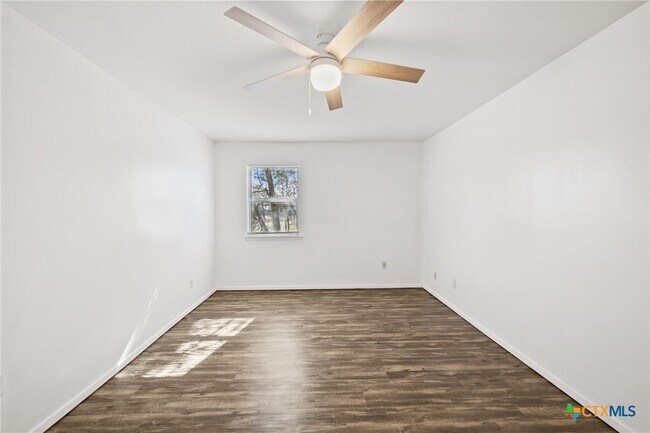 Building Photo - 322 Oakwood Loop
