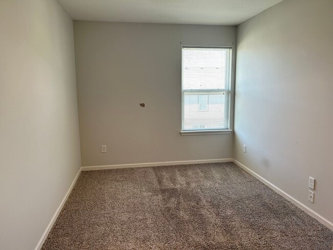 Building Photo - 3 Bed | 2.5 Bath | 2 Car Garage Townhome in Grain Valley