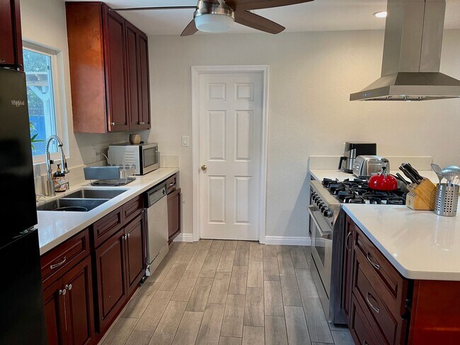 Building Photo - Beautiful 3 Bedroom Home in La Puente