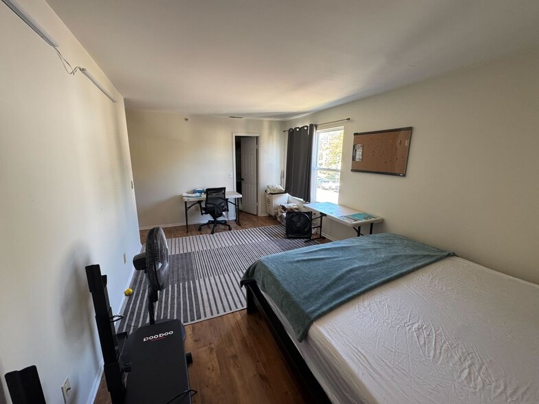 Building Photo - 380 Keswick Dr