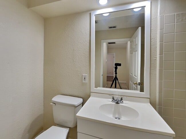 Building Photo - 155 Plainview Dr