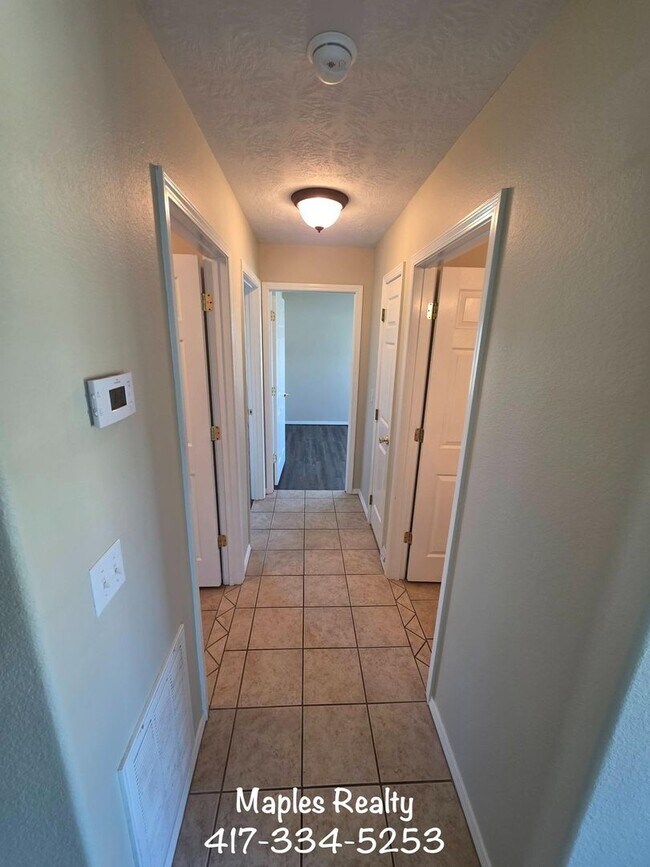 Building Photo - 3 Bed | 2 Bath Home in Hollister, MO – Flat Yard + 2-Car Garage