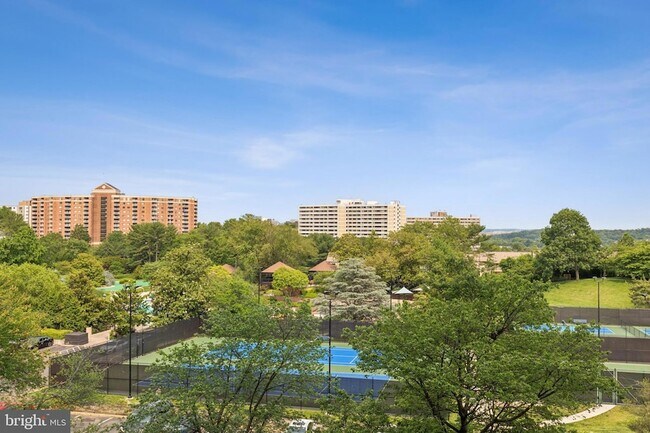 Building Photo - 307 Yoakum Pkwy