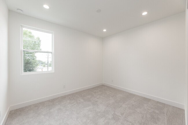 Building Photo - 905 Quitman St