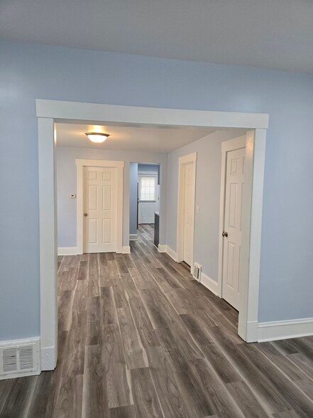 Building Photo - 2105 W 93rd St