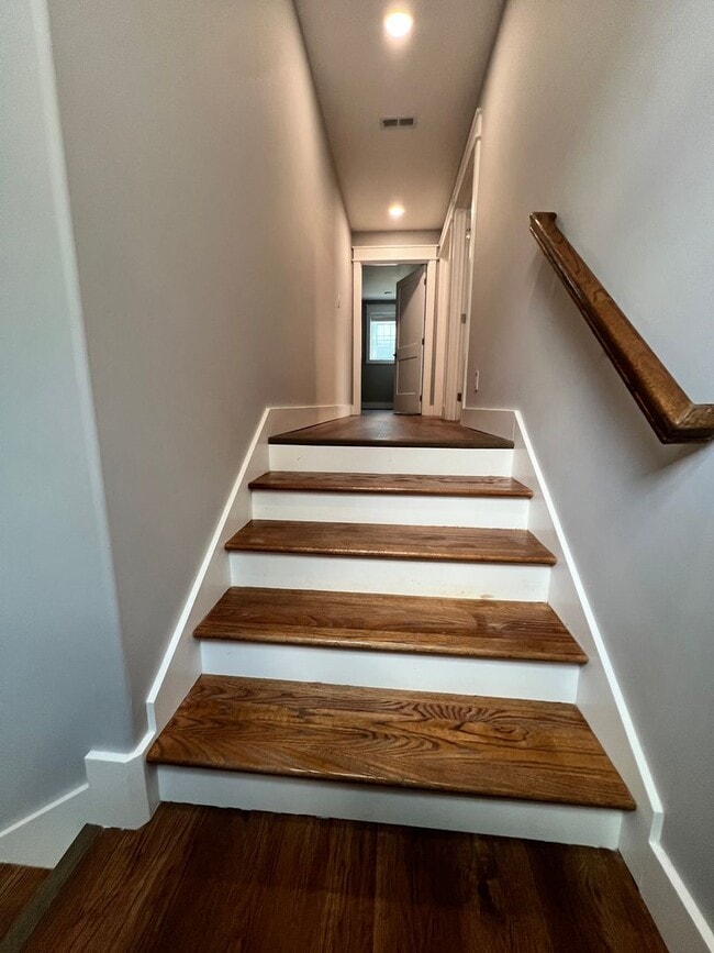 Building Photo - 6 Bedroom in Fort Sanders w/ Ensuite Bathr...