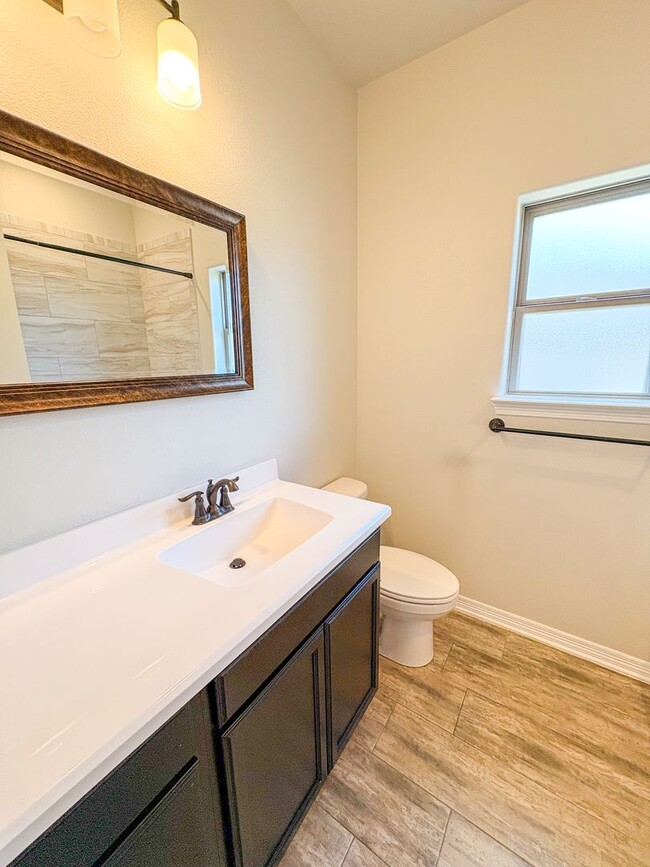Building Photo - 701 Juniper Dr