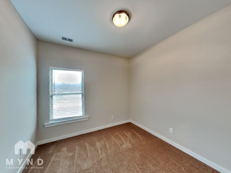 Building Photo - 176 Park Dr N