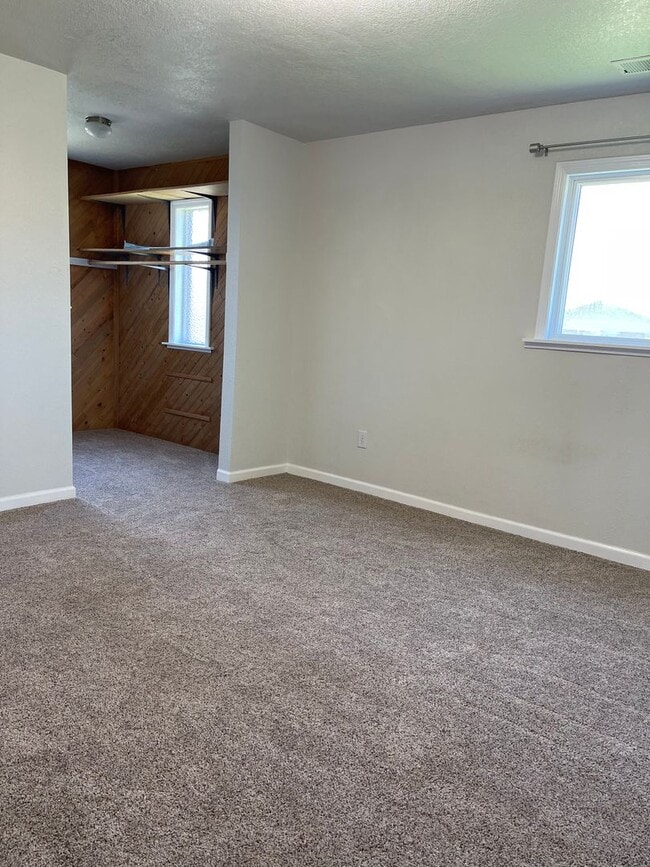 Building Photo - 3 bedroom house in Newton Creek Neighborhood