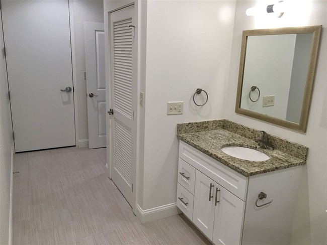 Building Photo - 875 Elm St