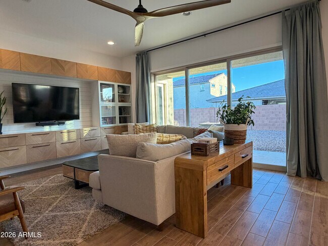 Building Photo - 10849 E Thunderbolt Ave