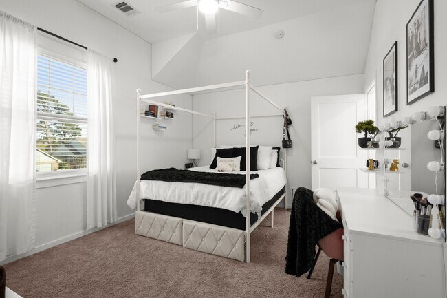 Building Photo - 9871 Twin Shores Dr