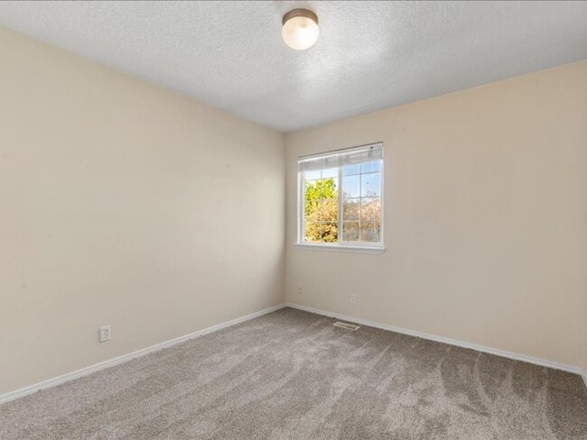 Building Photo - 3 Bedroom 2.5 Bathroom Home in Southwest B...
