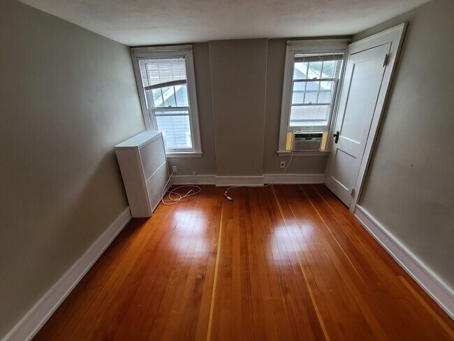 Building Photo - 3 Bedroom Single Family