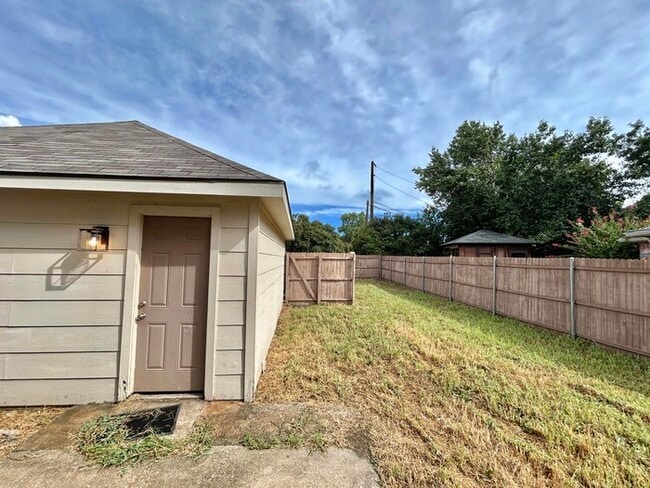 Building Photo - 1512 Mayfair Dr