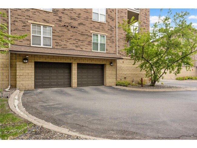 Building Photo - Sparkling 2 Bedroom Condo in Southwest Sta...