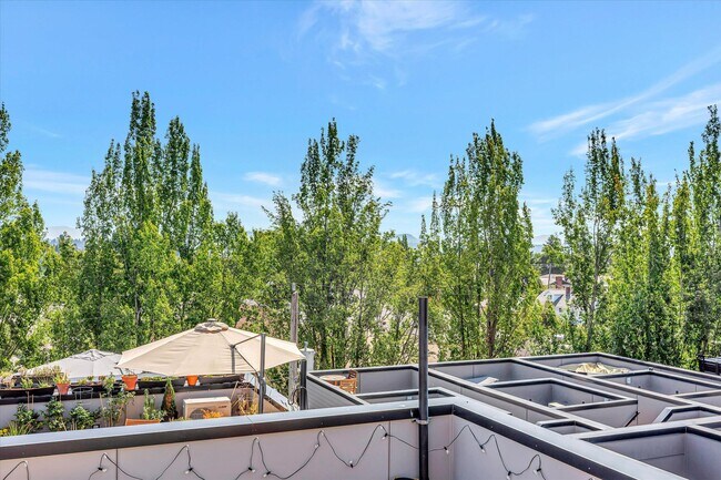 Building Photo - 1907 15th Ave S