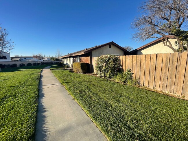 Building Photo - Ranch Style Attached Home