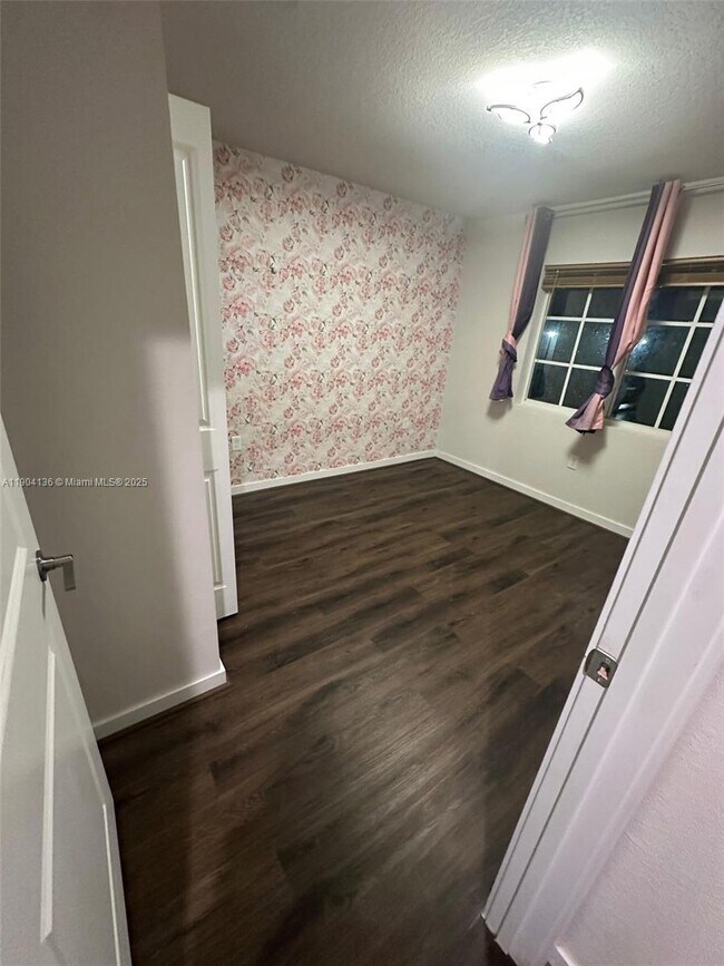 Building Photo - 392 NW 11th Ct