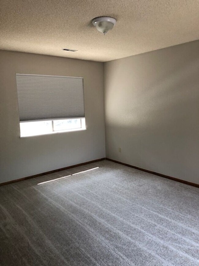 Building Photo - Spacious 1 bed/1bath/garage w fireplace.